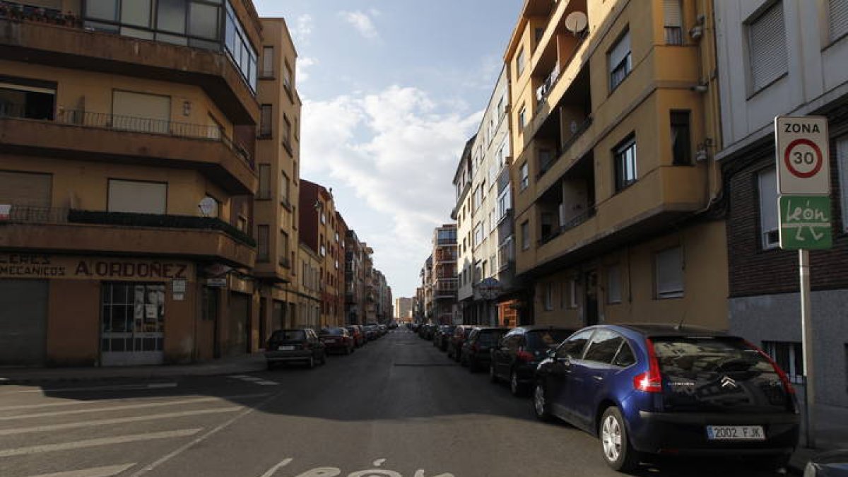 Cinco personas, tres de ellas menores de edad e inquilinos de la misma vivienda en la calle Relojero Losada de León capital, han sido hospitalizados esta madrugada con síntomas de inhalación de gas, al parecer de una bombona de butano, según ha informado