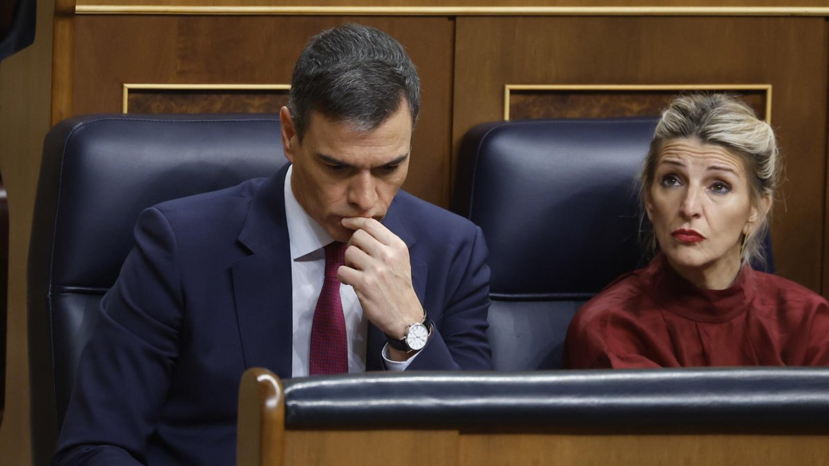 Imagen de archivo del presidente del Gobierno, Pedro Sánchez (i), junto a la ministra de Trabajo y líder de Sumar, Yolanda Díaz. EFE/Juan Carlos Hidalgo