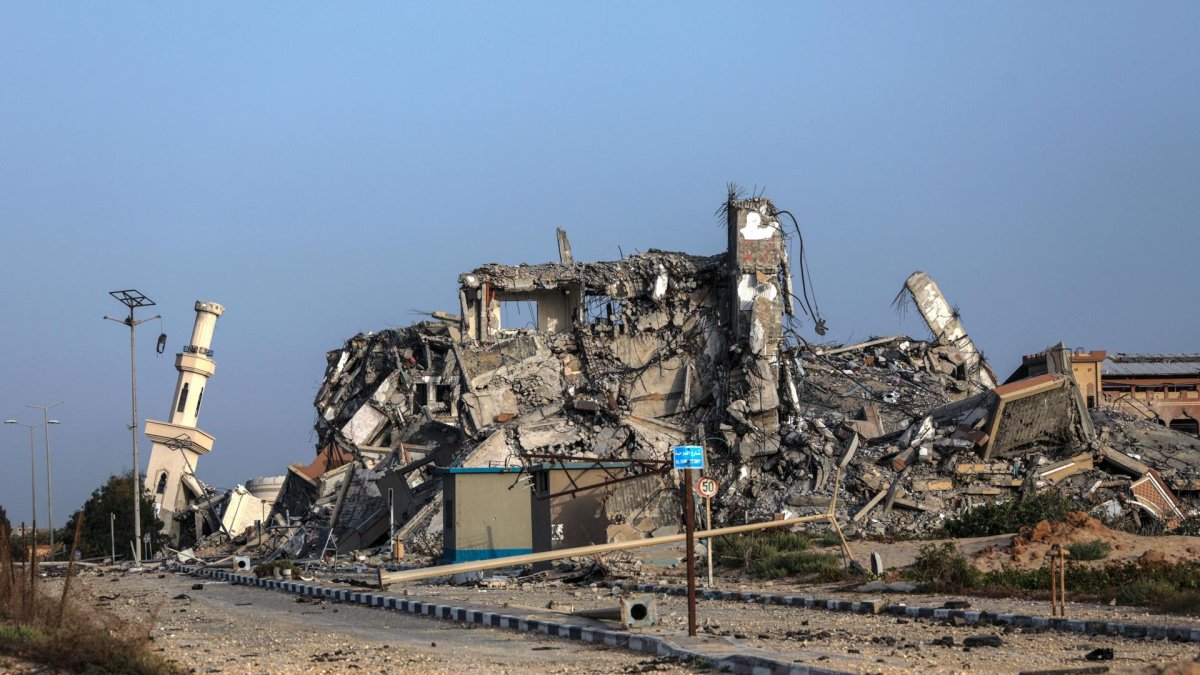 Vista de edificios destruidos, entre ellos una mezquita, en el norte del campo de refugiados de Al Nuseirat, en el centro de la Franja de Gaza, el 17 de mayo de 2024. EFE/EPA/MOHAMMED SABER