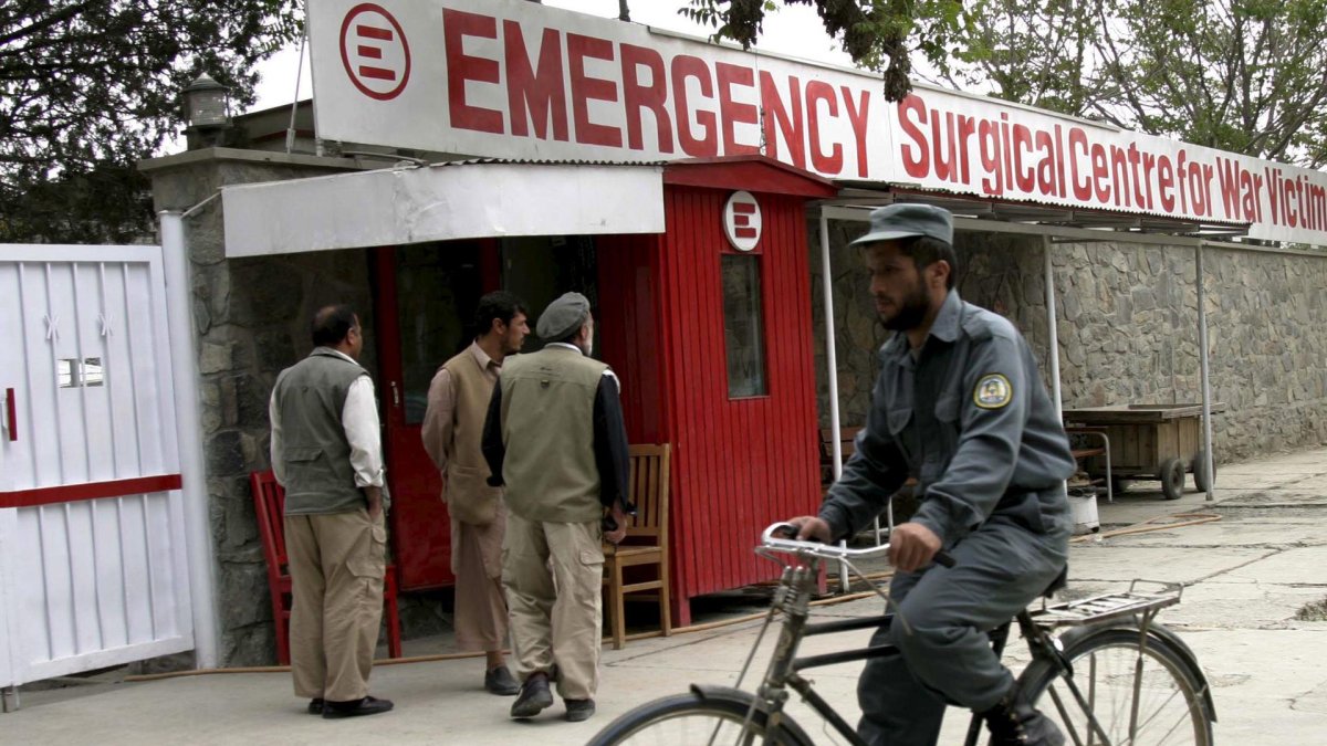 Fotografía de archivo del Centro Quirúrgico de la organización humanitaria italiana Emergency en Kabul (Afganistán) donde se encuentran hospitalizados los heridos en el ataque contra un grupo de turistas extranjeros que causó seis muertos en la ciudad de Bamiyán, en el centro de Afganistán. EFE/S. Sabawoon