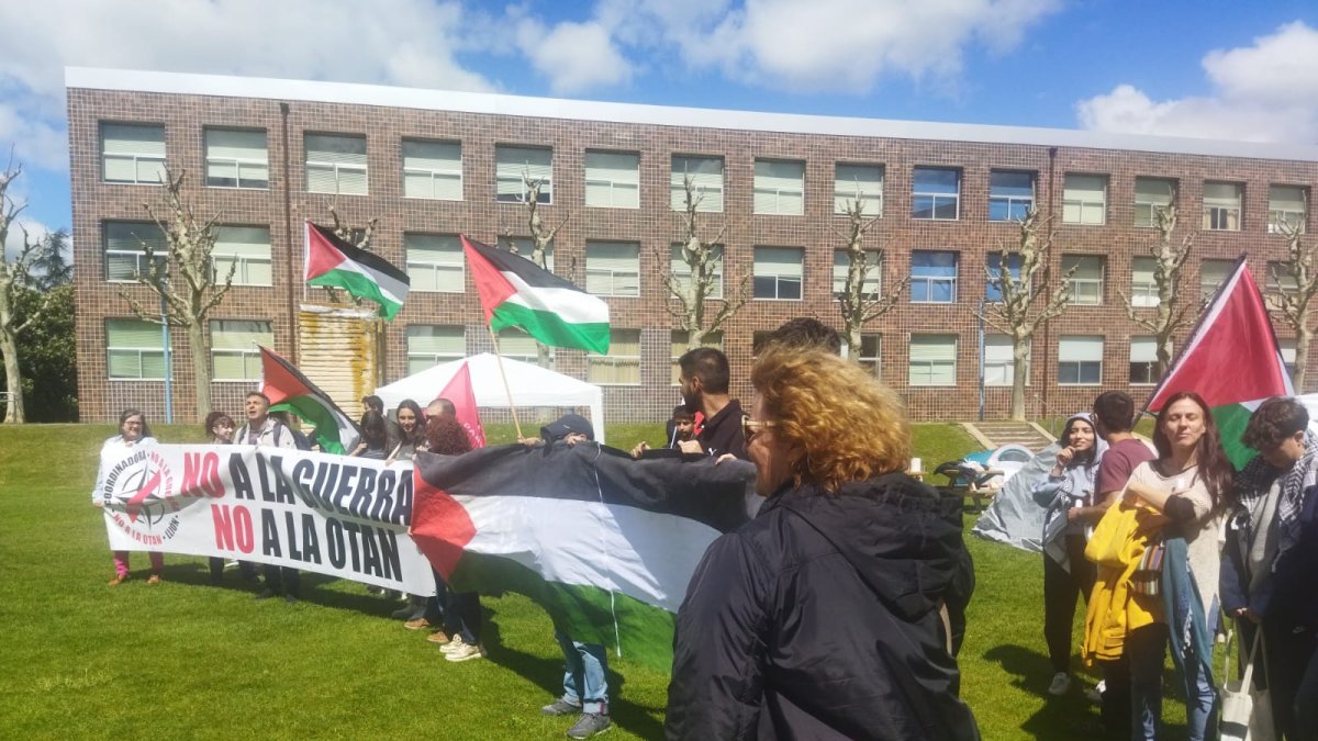 Acampada en la Universidad de León en apoyo al pueblo palestino