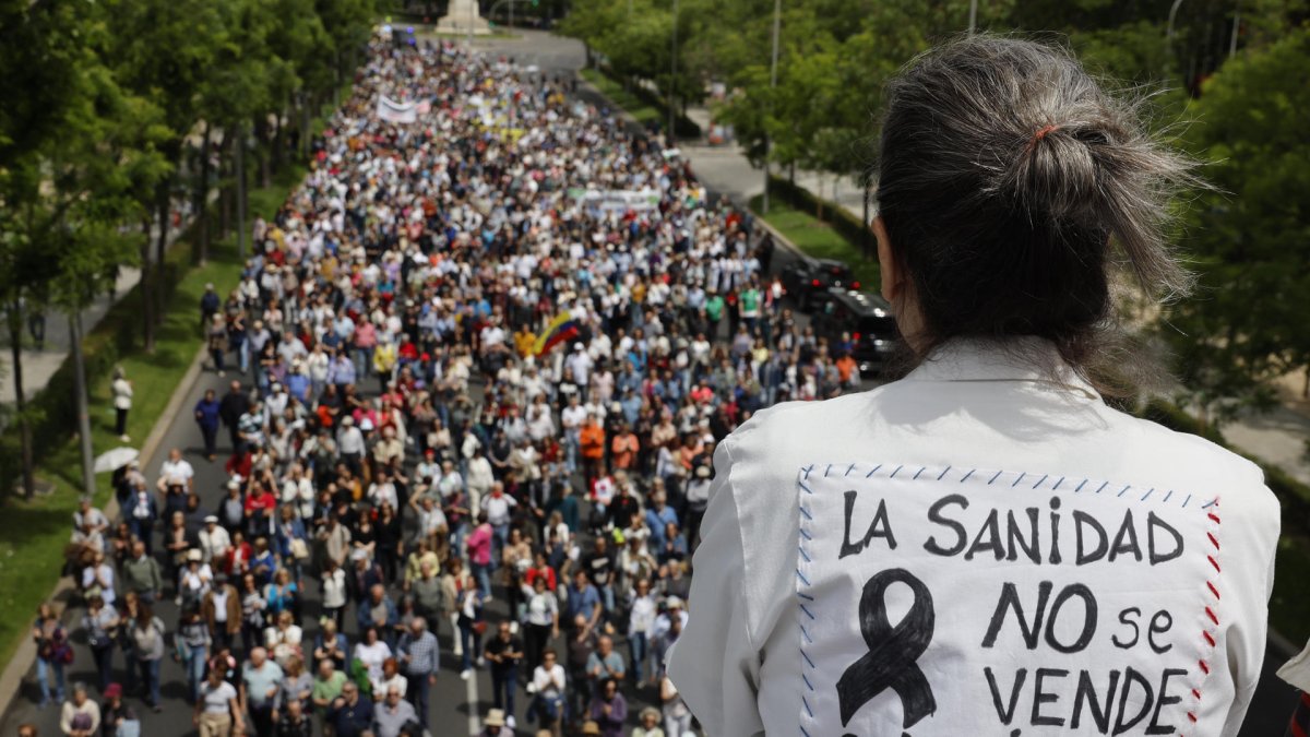 La plataforma Vecinas y vecinos de barrios y pueblos de Madrid ha convocado este domingo en Madrid una manifestación en defensa de la sanidad pública y para protestar contra las políticas del Ejecutivo madrileño que consideran como 