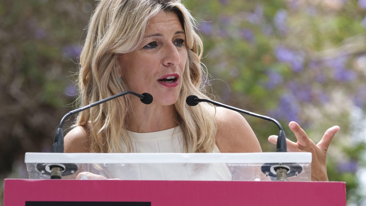 La líder de Sumar, Yolanda Díaz, en su intervención en el acto conjunto con Nueva Canarias, en el que también estuvieron las candidatas a las elecciones Europeas de ambas formaciones Estrella Galán, Lorena López y Carmen Hernández. EFE/Ángel Medina G.