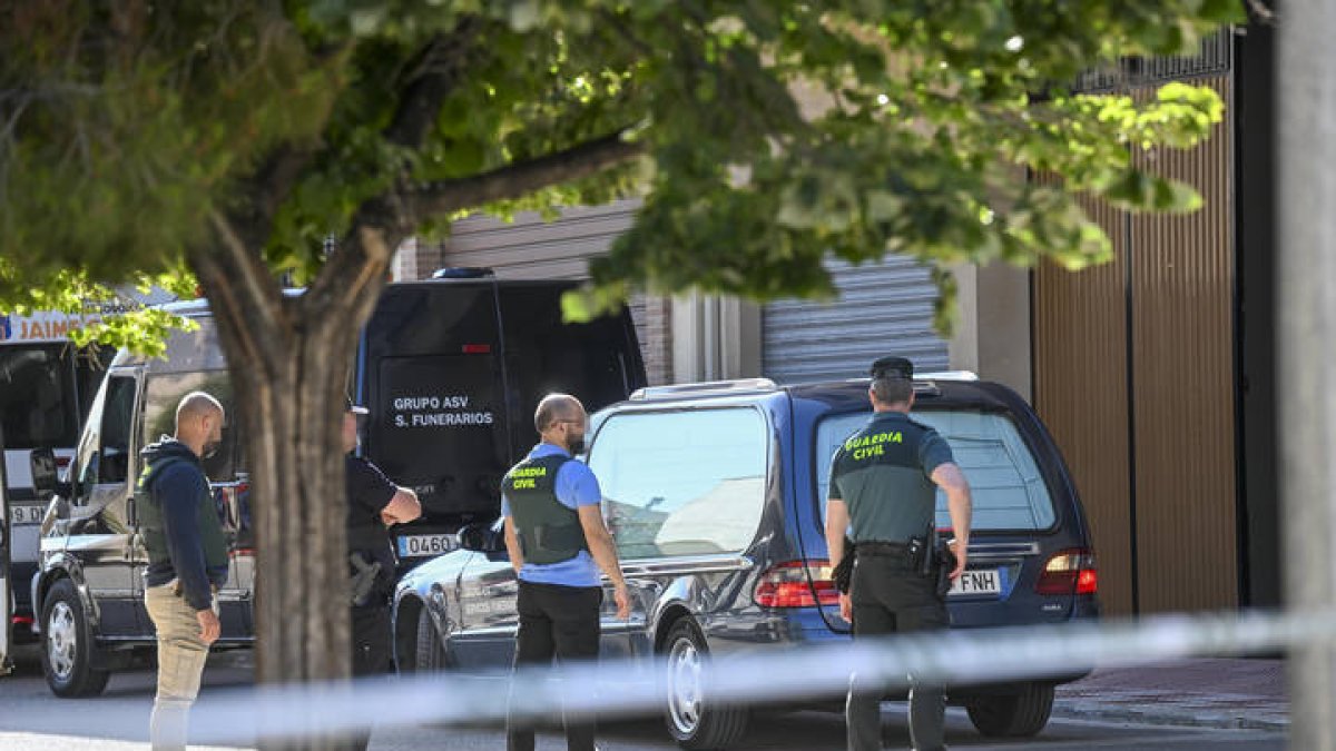 Miembros de los servicios médicos en el acceso a la vivienda después de que el hombre de 72 años, que permanecía atrincherado con un arma de fuego desde la noche de este domingo en una vivienda de Huétor Tájar (Granada) junto a sus dos nietos, de 10 y 12 años, matara a ambos y se ha suicidado.