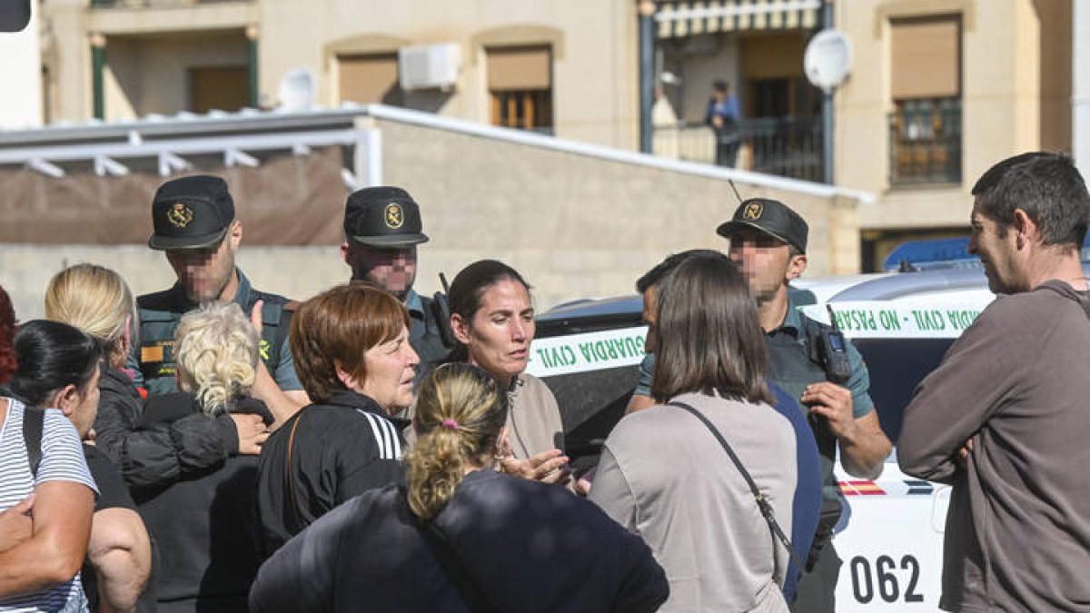 Miembros de los servicios médicos en el acceso a la vivienda después de que el hombre de 72 años, que permanecía atrincherado con un arma de fuego desde la noche de este domingo en una vivienda de Huétor Tájar (Granada) junto a sus dos nietos, de 10 y 12 años, matara a ambos y se ha suicidado.