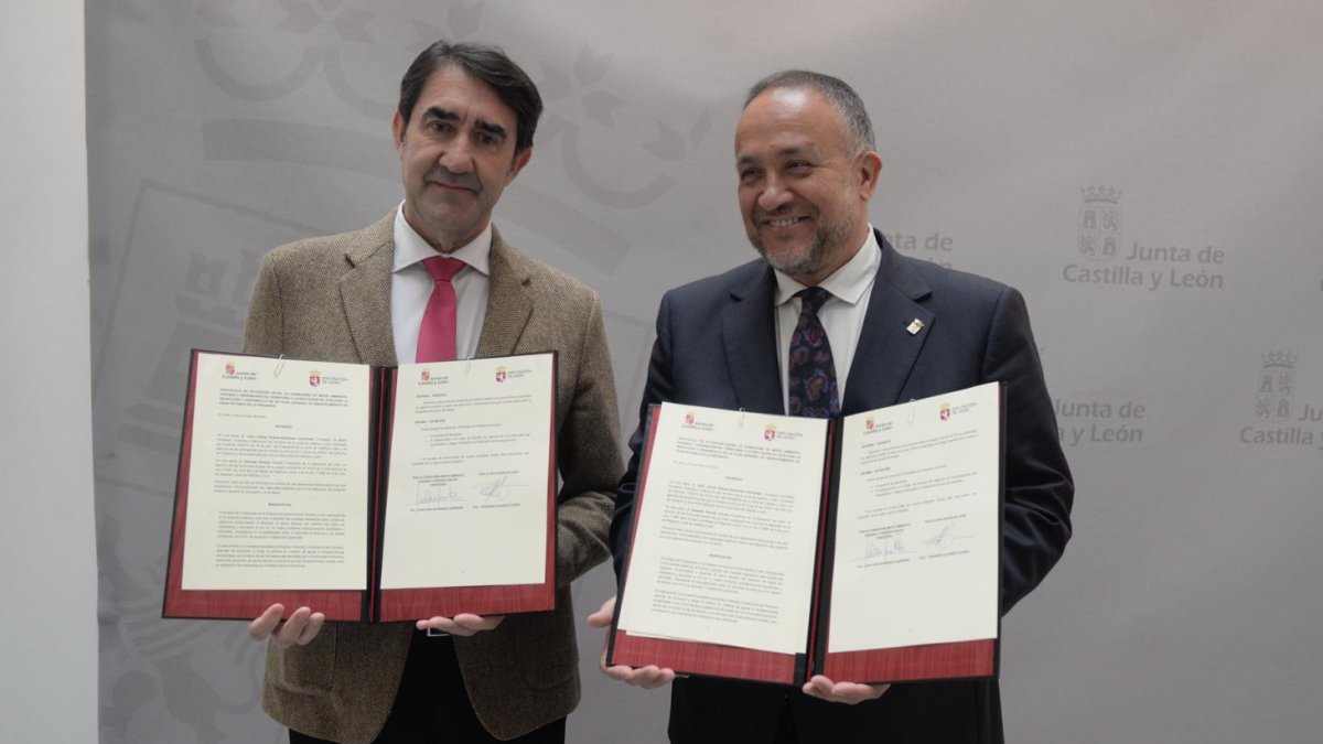El consejero de Medio Ambiente, Juan Carlos Suárez-Quiñones, y el presidente de la Diputación, Gerardo Álvarez-Courel, en la firma del protocolo.