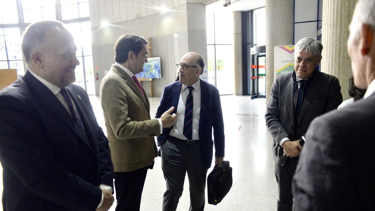 Gerardo Álvarez Courel, Juan Carlos Suárez-Quiñones, José Manuel Jiménez y Eduardo Diego, en la Delegación Territorial de la Junta en León.