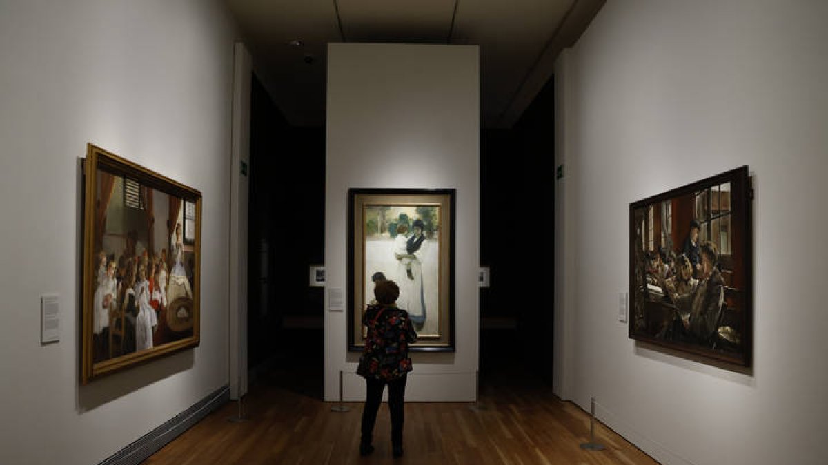 Una visitante observa varias obras durante la presentación de la exposición 'Arte y transformaciones sociales en España (1885-1910)' en el Museo del Prado de Madrid.