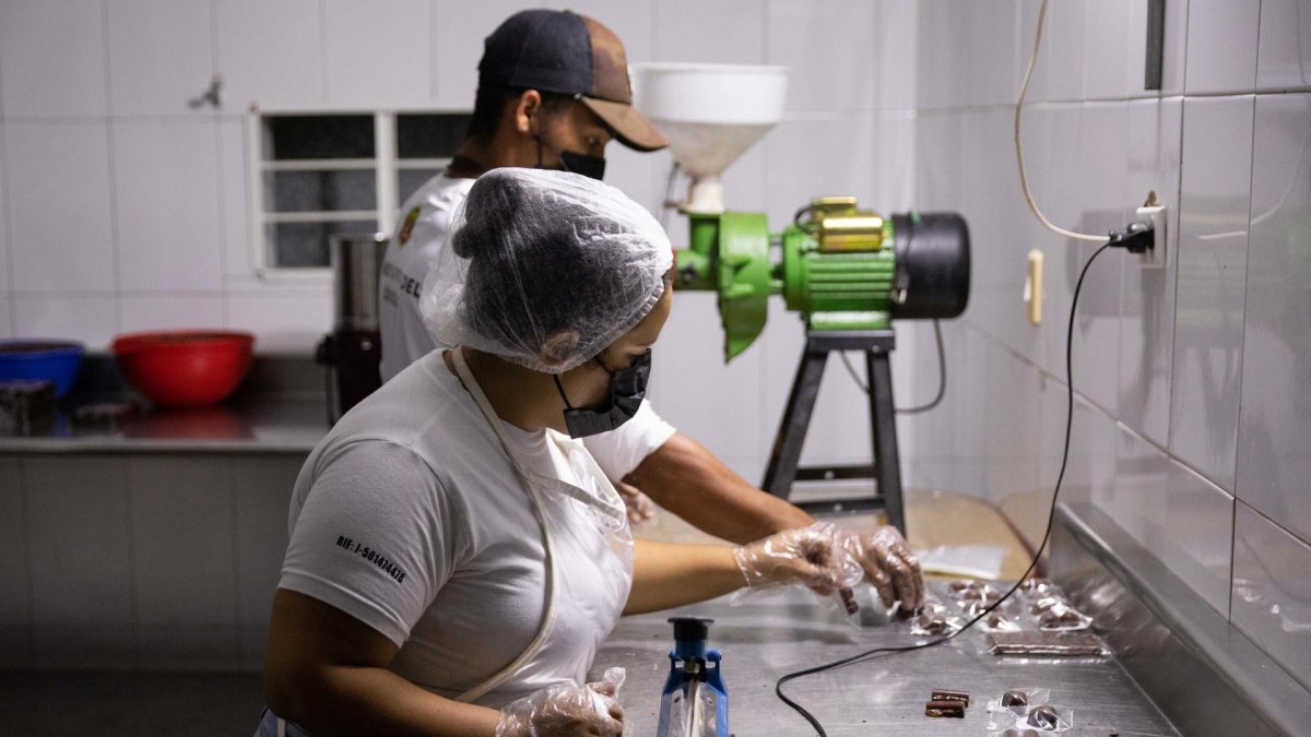 Fotografía de archivo en donde se observan trabajadores que elaboran chocolate a base de cacao en Las Trincheras, estado Carabobo (Venezuela). EFE/ Rayner Peña R.