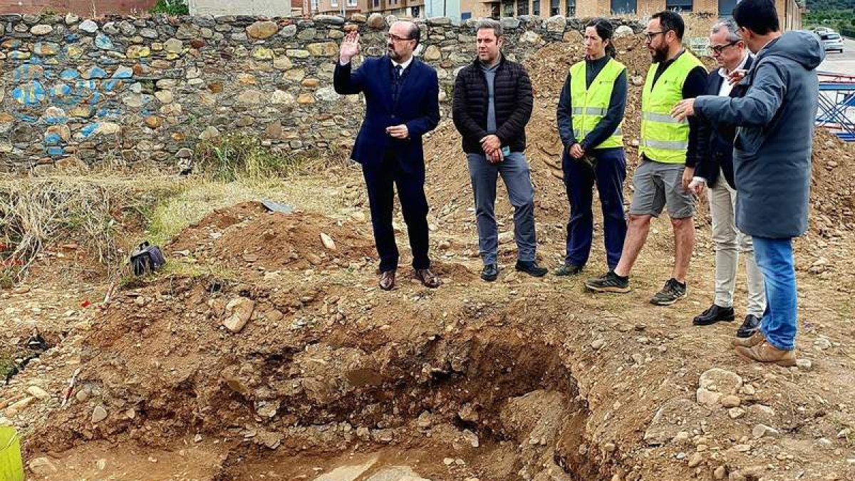 El alcalde Morala con Iván Alonso, y otros ediles, junto con técnicos de la exhumación