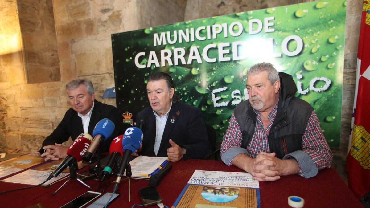 Evergislo Macías, Raúl Valcarce y Manuel Reguera, en la presentación de la feria