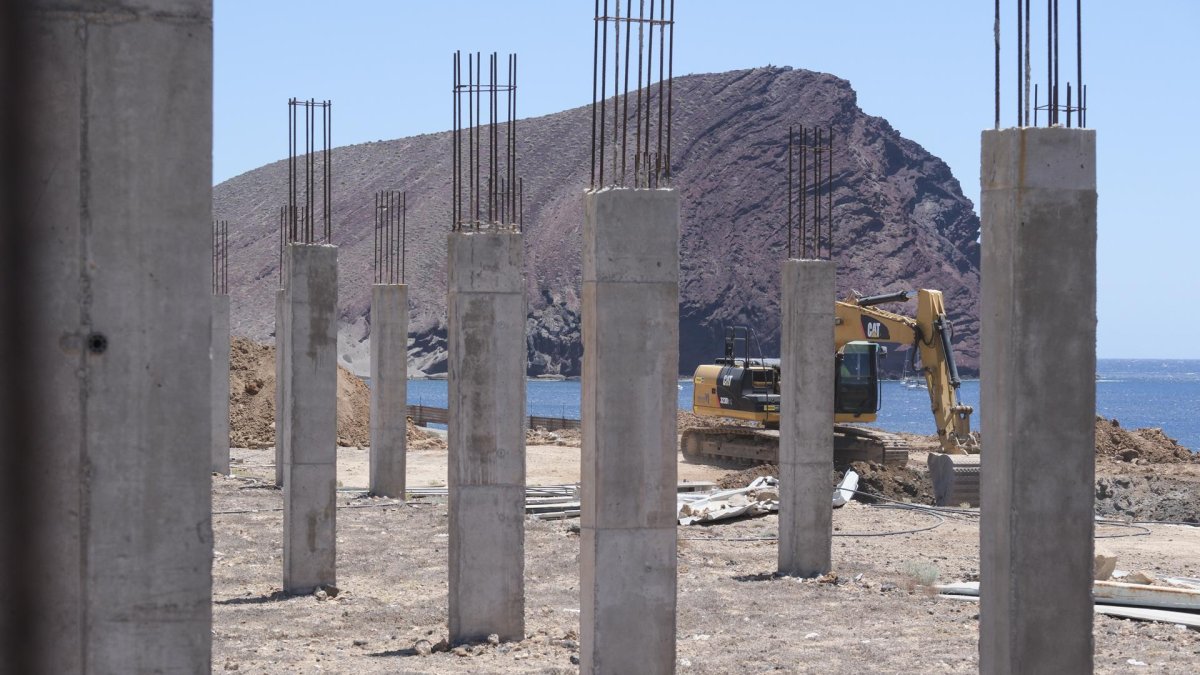 Imagen de archivo de las obras de construcción de un hotel en Tenerife. EFE/Alberto Valdés