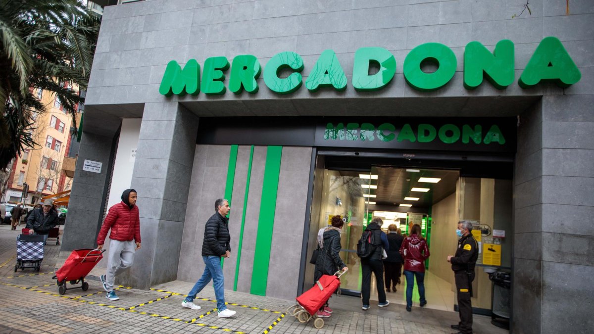 Imagen de archivo de un supermercado Mercadona, cadena en la que trabajaba la empleada despedida. EFE/ Biel Aliño