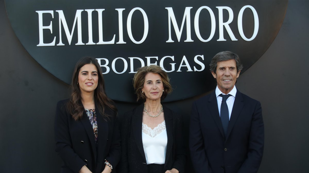 Javier Moro con otros integrantes de la familia Bodegas Emilio Moro, en la inauguración de la bodega de Ponferrada, en el Bierzo.