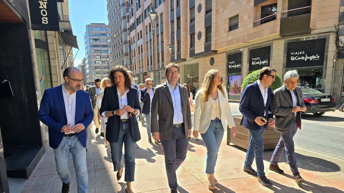 Fernández Mañueco pasea por ponferrada antes del acto por las europeas.