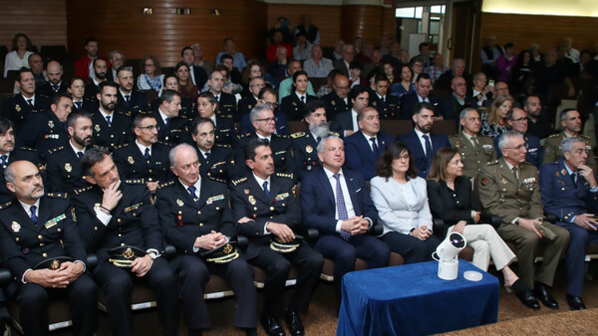 Sen preside un acto de homenaje a policías nacionales jubilados en León con el jefe de la comisaría provincial, Miguel Ángel del Diego Ballesteros.