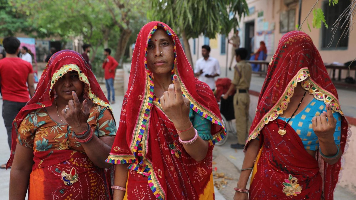 Mujeres enseñan tinta indeleble en su pulgar tras votar en las elecciones indias. (Elecciones) EFE/EPA/RAJAT GUPTA