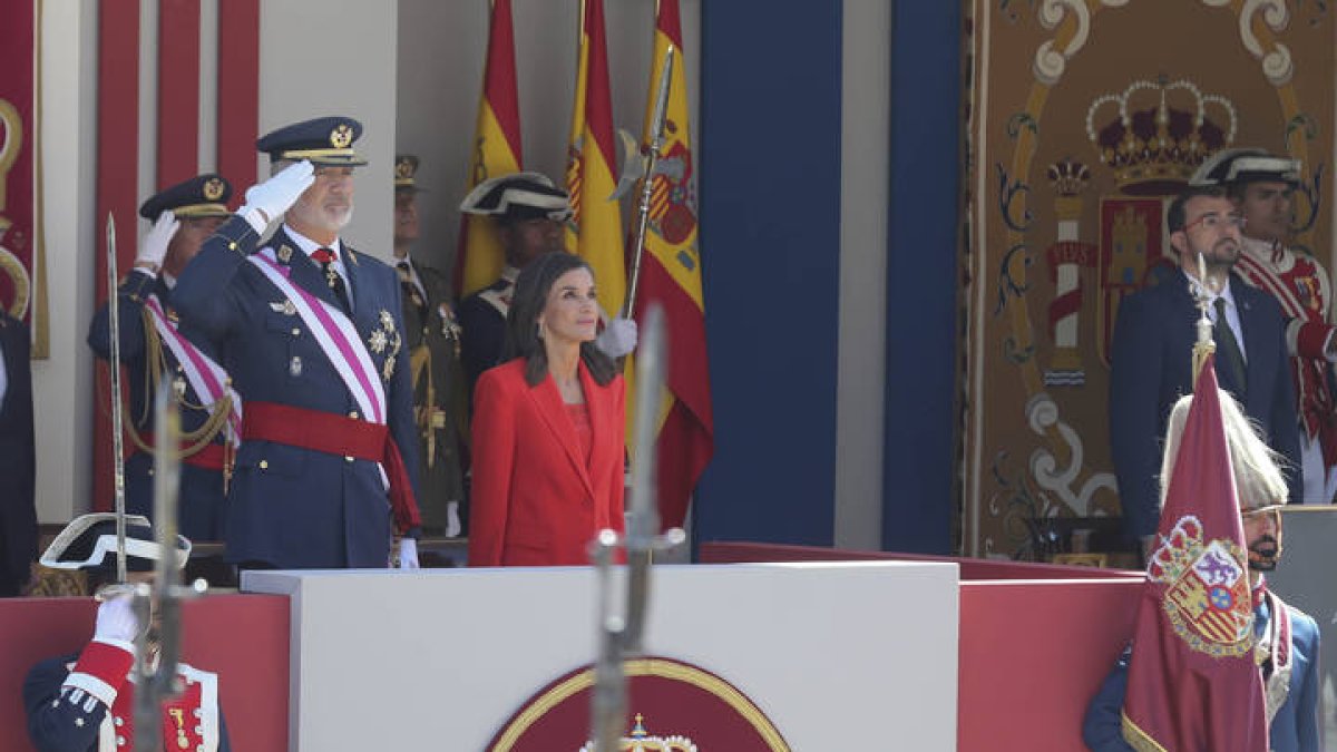 Los reyes Felipe y Letizia presiden el desfile del Día de las Fuerzas Armadas ante miles de ovetense.