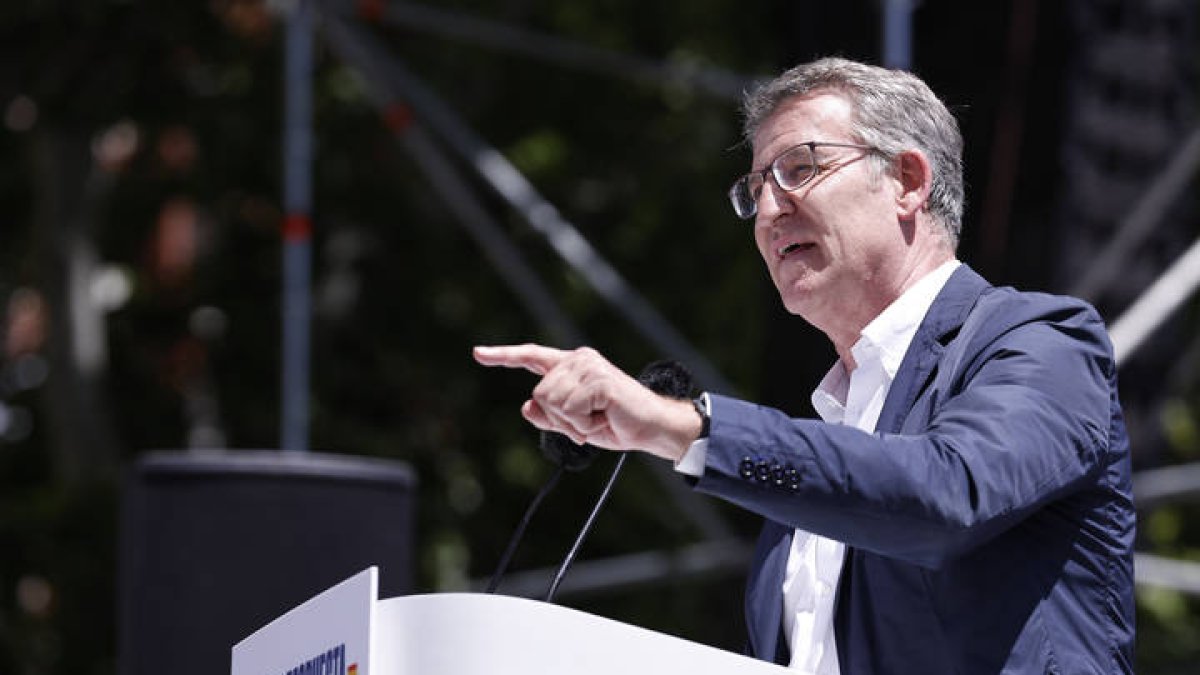 MADRID, 26/05/2024.-El líder del PP Alberto Nuñez Feijóo, interviene en la manifestación contra Pedro Sánchez y la ley de amnistía convocada por el PP, este domingo en Madrid. EFE/ Javier Lizon