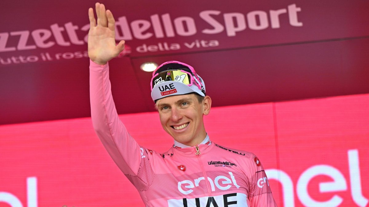 El ciclista esloveno Tadej Pogacar del Uae Team Emirates celebra en el podio después de la victoria de una etapa del Giro de Italia 2024. EFE/EPA/LUCA ZENNARO