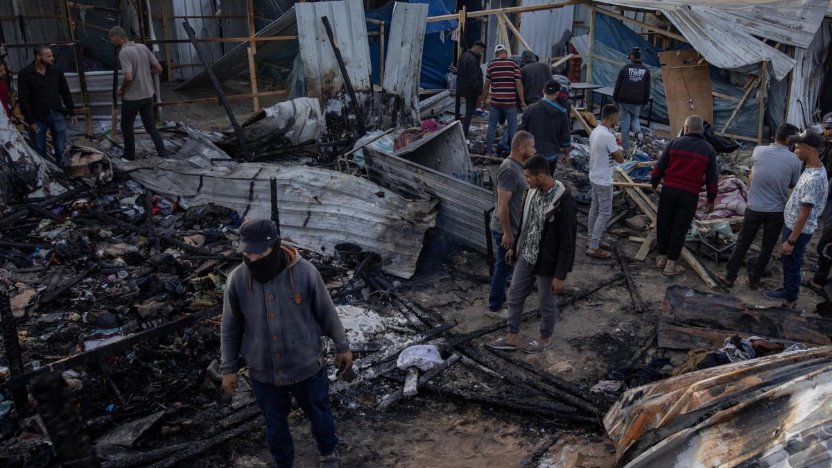 Palestinos inspeccionan los daños después de una incursión del Ejército israelí en un campamento en una zona designada para personas desplazadas en Rafah, en el sur de la Franja de Gaza, el 27 de mayo de 2024. EFE/EPA/HAITHAM IMAD