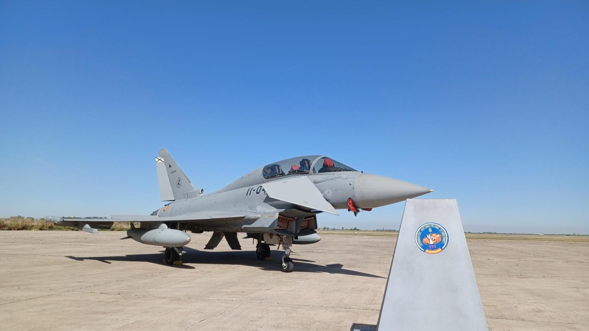 Este martes se celebra el 20 aniversario de la llegada a la base área de Morón de los primeros aviones C16 Eurofighter, en Morón de la Frontera (Cádiz). EFE/Juan Chicano