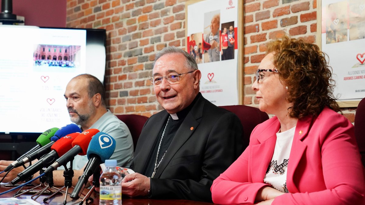 El obispo de León, Luis de las Heras, y la directora de Cáritas, Aurora Baza, presentan la memoria de actividades 2023 de Cáritas Diocesana de León