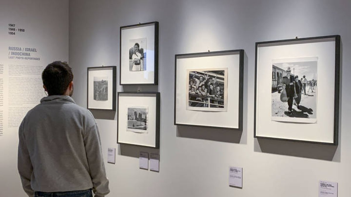 Exposición dedicada a Robert Capa en Normandía.