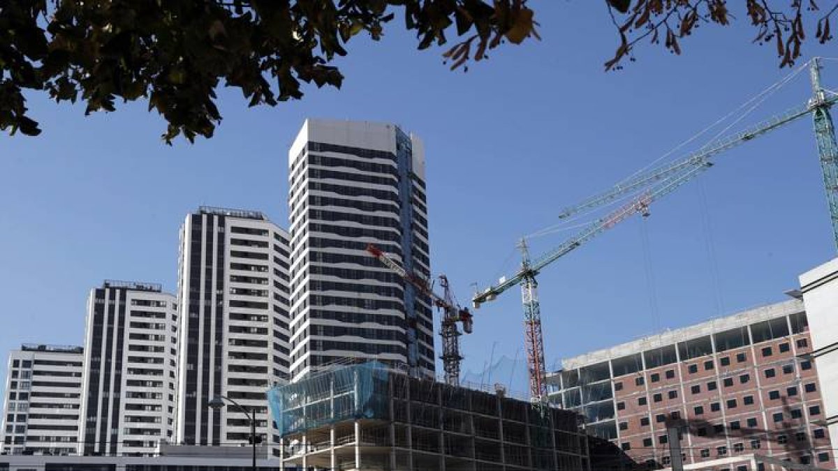 Edificio en construcción junto a viviendas residenciales en Bilbao.