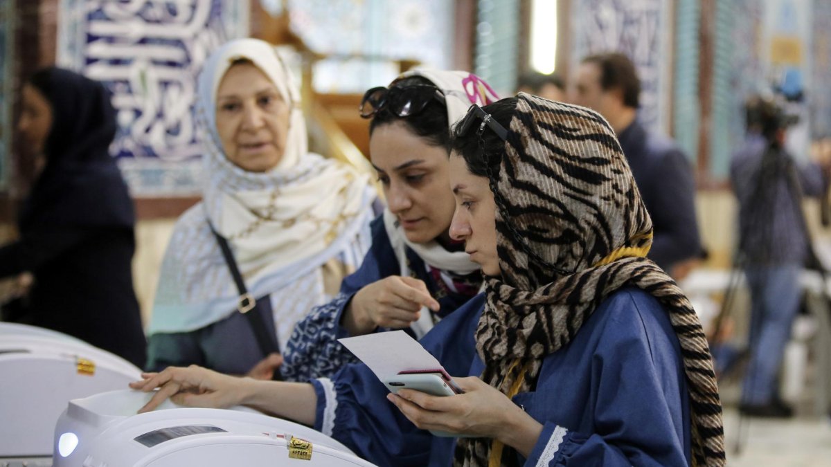Mujeres iraníes emiten su voto electrónico durante la segunda vuelta de las elecciones parlamentarias en Teherán, Irán, en una imagen del 10 de mayo de 2024. EFE/EPA/ABEDIN TAHERKENAREH