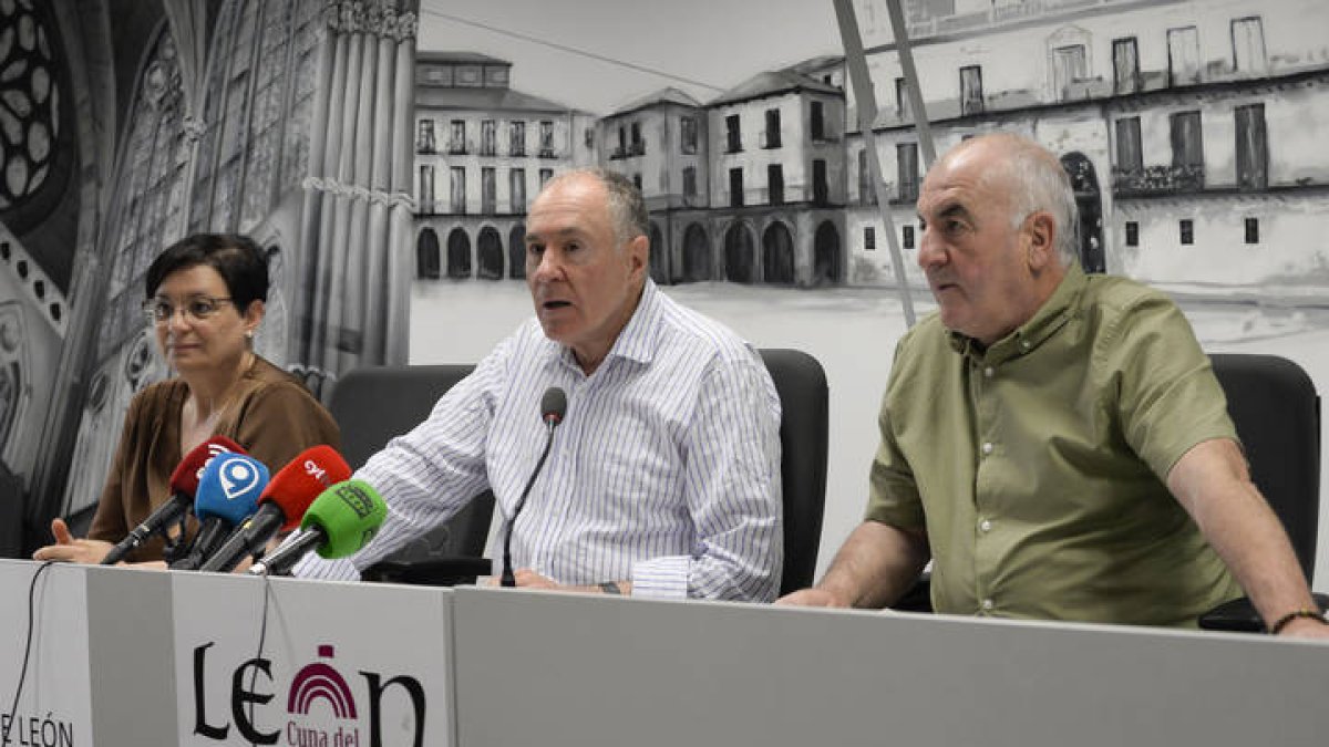 Los leonesistas María Teresa Fernández, Eduardo López Sendino e Isidro Ferrero, este jueves, en la rueda de prensa dada en el Ayuntamiento de León.