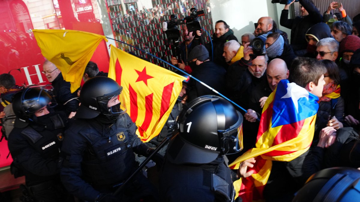 Foto de archivo de los incidentes entre manifestantes y mossos d'Esquadra durante la manifestación promovida por los CDR ante el Consulado General de Francia contra la cumbre hispanofrancesa, en Barcelona. EFE/ Enric Fontcuberta