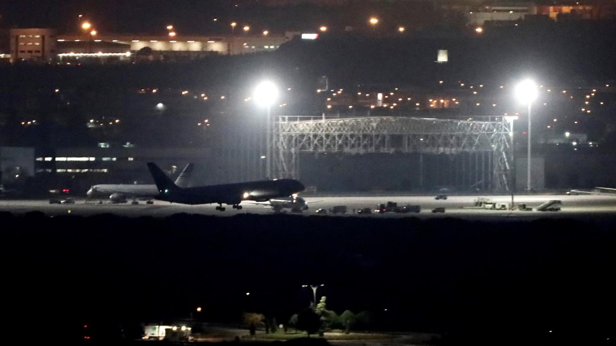 Imagen de archivo de aviones sobre la pista del aeropuerto Adolfo Suárez Madrid-Barajas. EFE/Mariscal