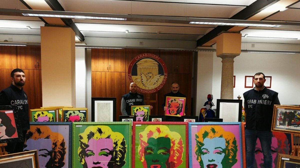 Los Carabinieri italianos (policía militar) informaron este viernes de que se han incautado de más de 50 obras falsas que se atribuían a Andy Warhol, Pablo Picasso o Joan Miró y que se vendían a través de un programa de un canal de televisión. EFE/Carabinieri SÓLO USO EDITORIAL SOLO USO PERMITIDO PARA ILUSTRAR LA NOTICIA QUE APARECE EN EL PIE DE FOTO CRÉDITO OBLIGATORIO