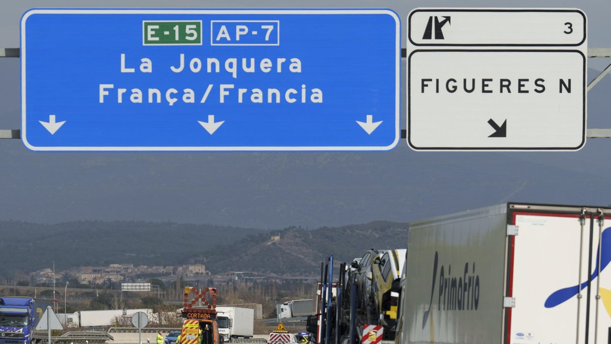 Agentes de tráfico de los Mossos d'Esquadra desvían a los vehículos en la AP7 a la altura de La Junquera (Girona) el pasado febrero debido a la protesta de los agricultores franceses. EFE/David Borrat.