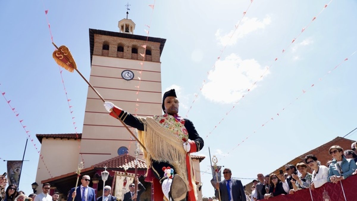 El joven cumplió con la tradición de una fiesta declarada de Interés Turístico Provincial y Regional y cuyo origen se sitúa en el siglo XVII y dio vida al capitán de la Primera Corte de la Guardia Pretoriana, desfilando con paso lento por las calles del pueblo.