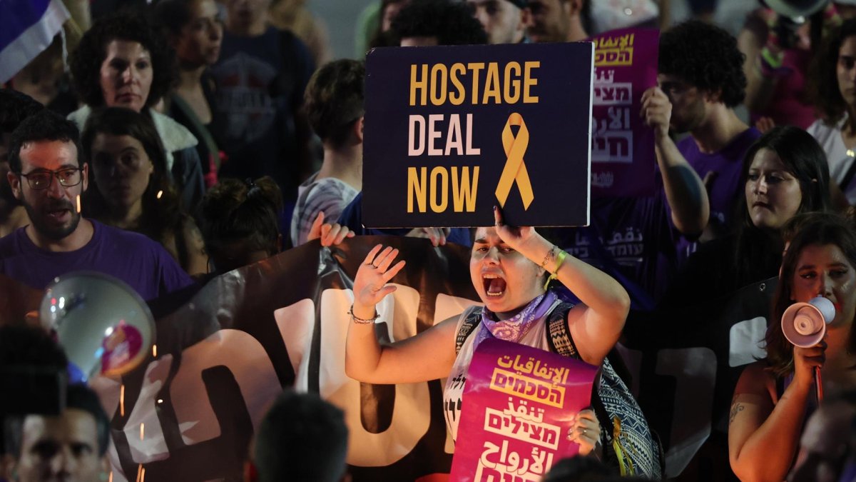 Manifestantes piden al Gobierno israelí que firme un acuerdo para la liberación de los rehenes y celebre elecciones anticipadas durante una protesta frente al cuartel general militar de Kirya en Tel Aviv, Israel, el 1 de junio de 2024. EFE/EPA/ABIR SULTAN