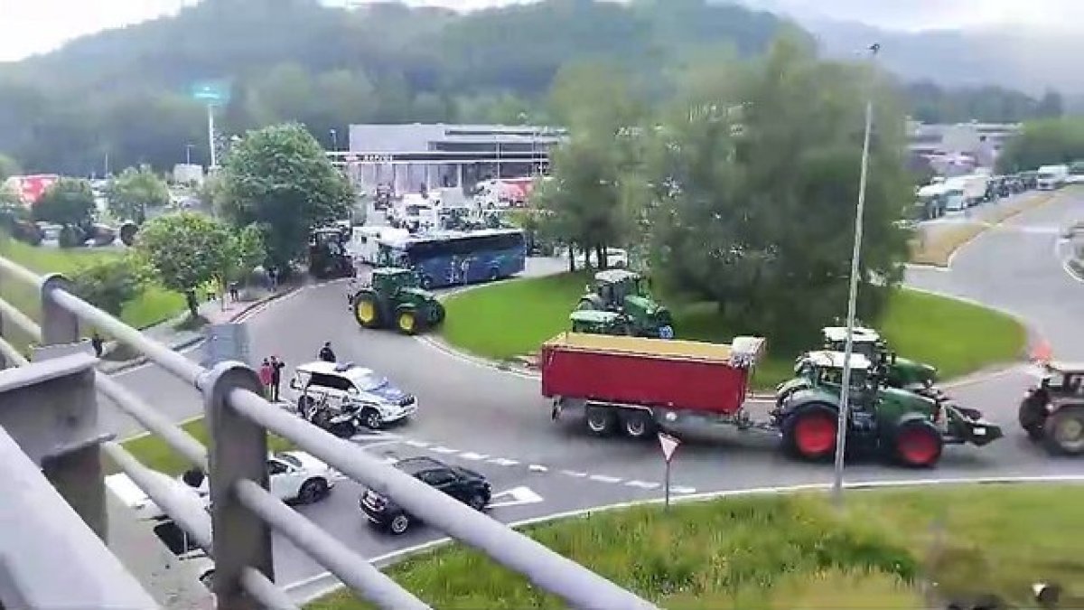 Los agricultores protestan en la frontera con Francia