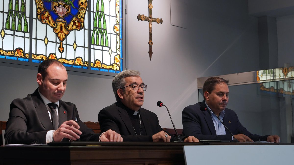 El presidente de la Conferencia Episcopal Española (CEE) y arzobispo de Valladolid, Luis Argüello (c), junto a los responsables de Cáritas Diocesana de Valladolid este lunes. EFE/ Nacho Gallego