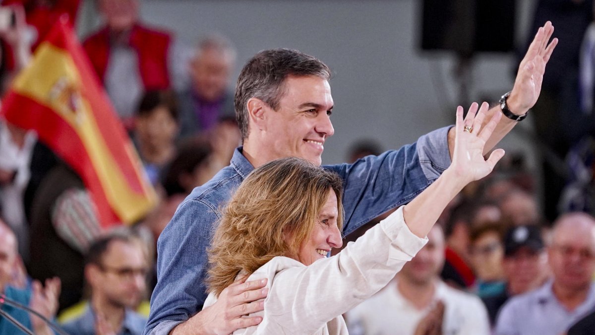 El presidente del Gobierno y líder del PSOE, Pedro Sánchez, acompaña a la cabeza de lista del partido a las elecciones europeas, Teresa Ribera, durante un acto de campaña este fin de semana. EFE/ Nacho Gallego
