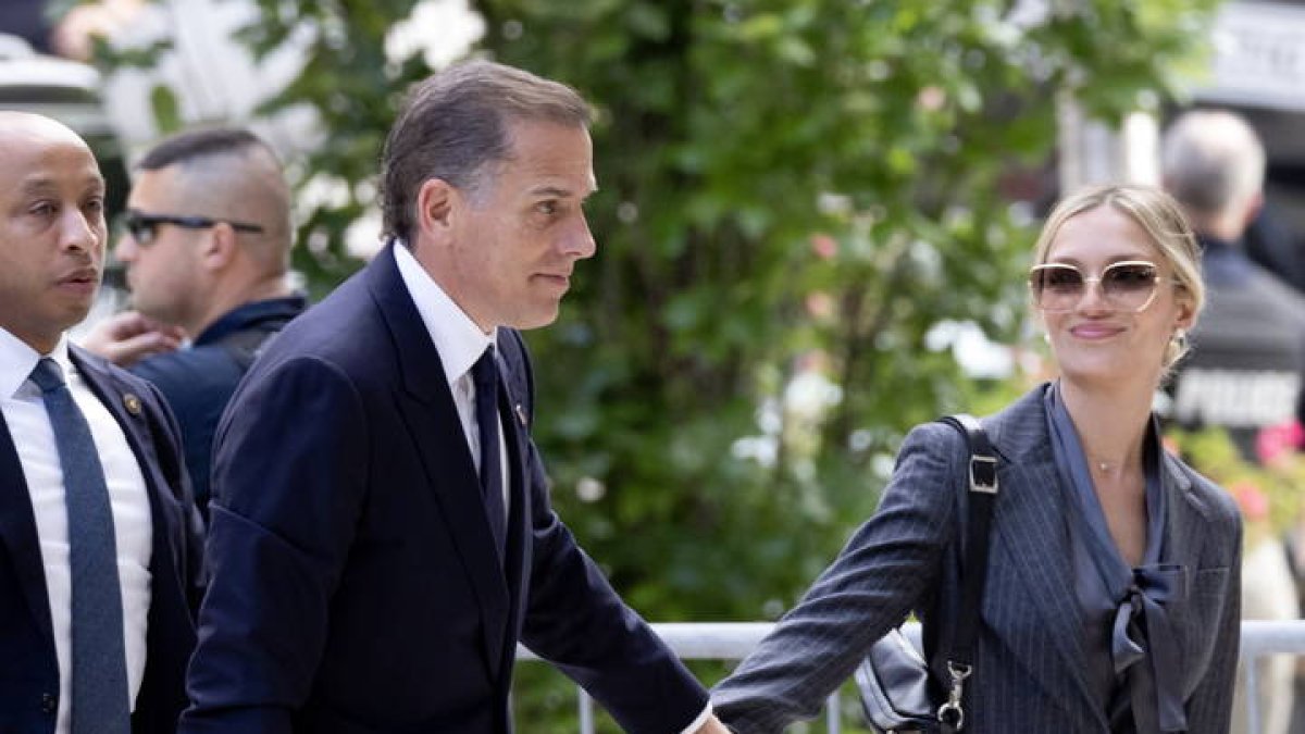 Hunter Biden con su mujer llega al juicio.