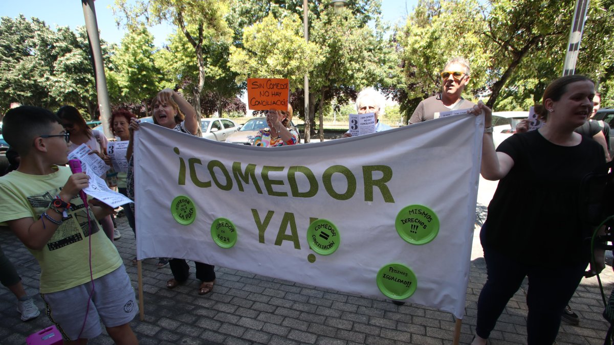 Momento de la protesta en la Junta, en Ponferrada, este lunes.
