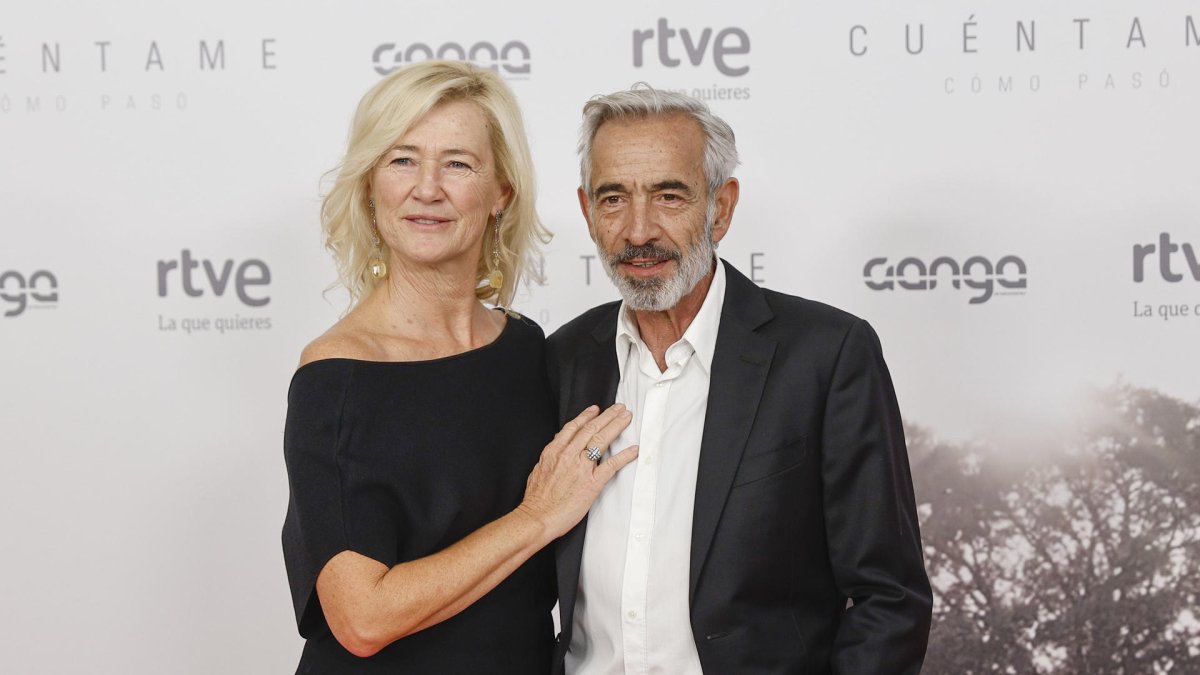 La actriz Ana Duato y el actor Imanol Arias posan este martes durante el pase gráfico del preestreno del último capítulo de la temporada 23 de ‘Cuéntame cómo pasó’, EFE/ Rodrigo Jiménez