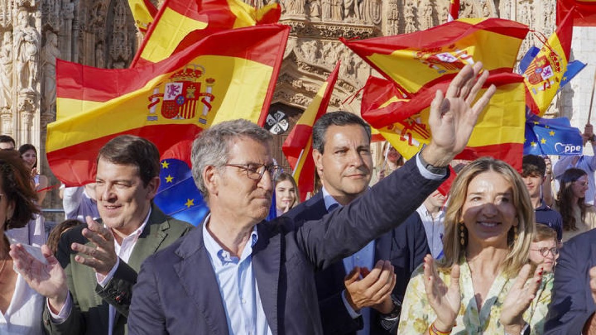 El presidente del Partido Popular, Alberto Núñez Feijóo junto al presidente del PP de Castilla y León, Alfonso Fernández Mañueco