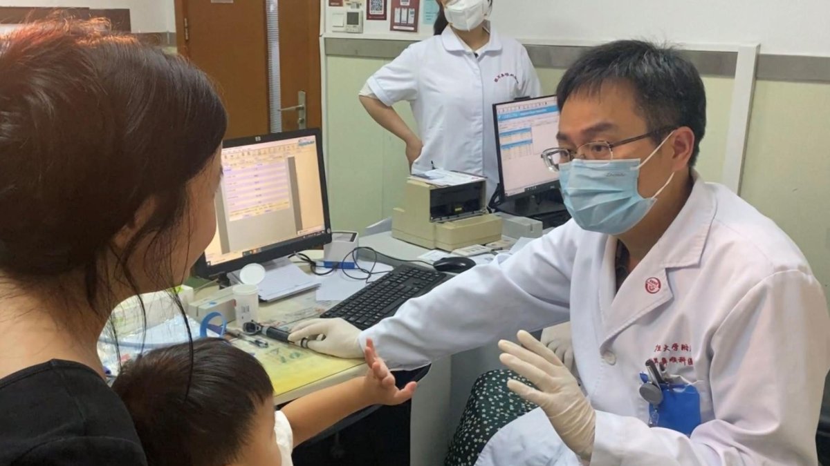 El Dr. Yilai Shu se comunica con un joven paciente en el Hospital Oftalmológico y Otorrinolaringológico de la Universidad de Fudan, en Shanghai (China). Crédito: Hospital Oftalmológico y Otorrinolaringológico de la Universidad de Fudan, Shanghai, China