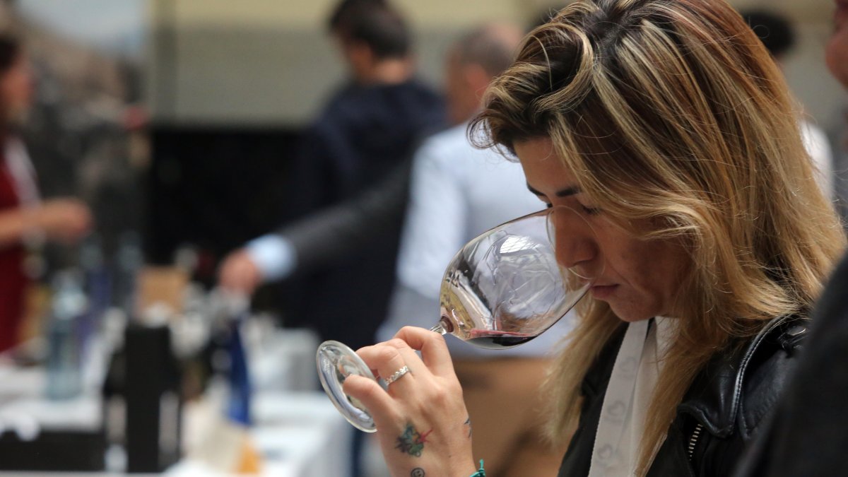 Una mujer prueba un vino del Bierzo, en imagen de archivo.