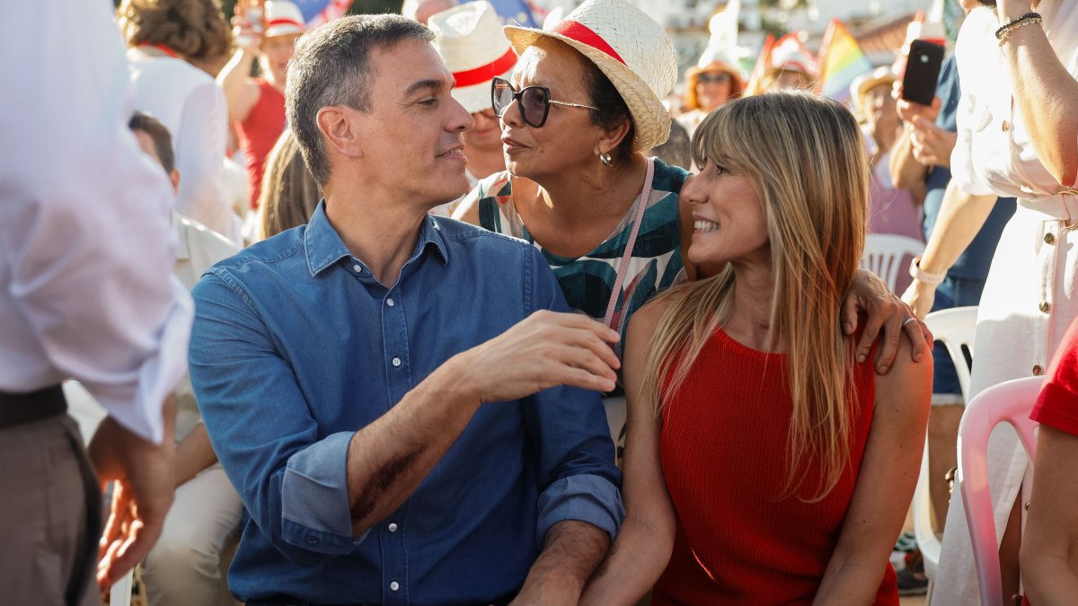El secretario general del PSOE y presidente del Gobierno, Pedro Sánchez, junto a su mujer, Begoña Gómez.