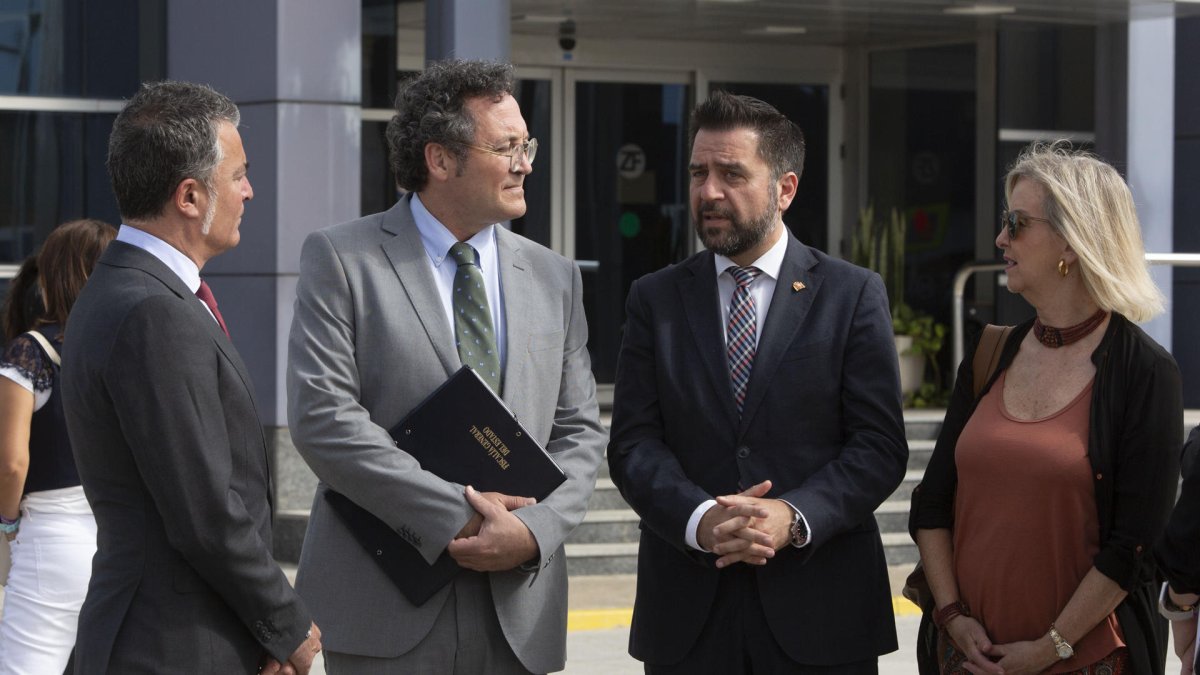 El fiscal general del Estado, Álvaro García Ortiz (2i) acompañado del presidente de Zona Franca Cádiz, Francisco González (2d), y la fiscal superior de Andalucía, Ana Tárrago (d), durante una visita este jueves a Cádiz. EFE/Román Ríos.