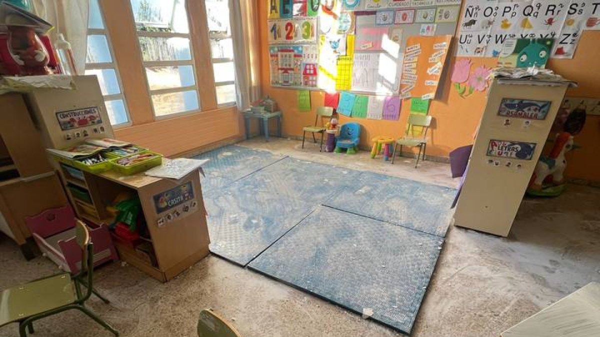 Estado de una de las aulas de Infantil de La Palomera tras desprenderse el techo por las filtraciones de agua de la cubierta.