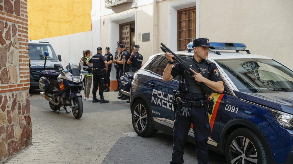 Agentes de la Policía Nacional custodian este viernes la entrada al juzgado de Illescas (Toledo) donde han sido llamados a declarar dos de los supuestos autores del asesinato a tiros en Madrid de Borja Villacís. EFE/ Ismael Herrero